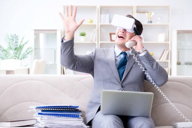 Modern teknolojide sanal gerçeklik gözlüklü bir iş adamı.