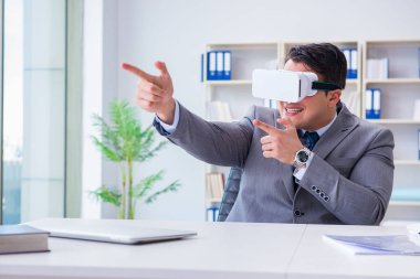 Modern teknolojide sanal gerçeklik gözlüklü bir iş adamı.