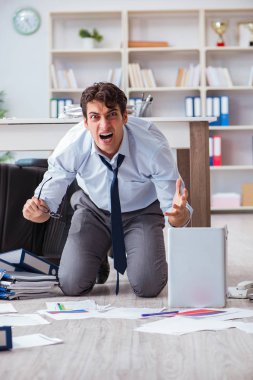 İflas etmiş işadamı ofis katında kızgın.