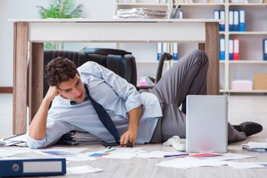 İflas etmiş işadamı ofis katında kızgın.