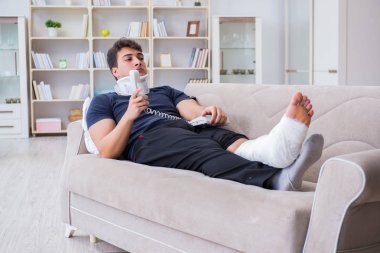 Araba kazasında yaralanan bir adam evinde iyileşme sürecinde.