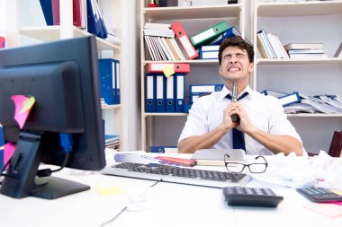 Ofiste sinirli bir işadamı var.