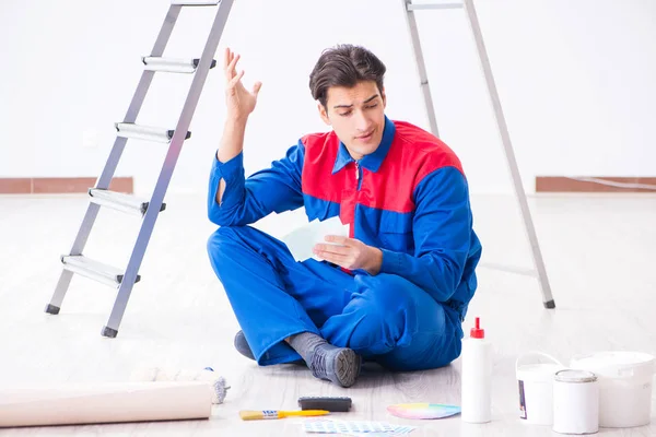 Joven pintor tratando de combinar colores para el trabajo de pintura — Foto de Stock