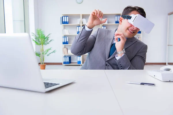 Hombre de negocios con gafas de realidad virtual en tecnología moderna co —  Fotos de Stock