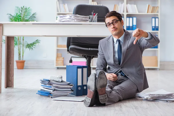 Geschäftsmann arbeitet und sitzt auf dem Fußboden im Büro — Stockfoto
