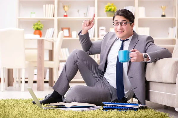 Uomo d'affari che lavora sul pavimento a casa — Foto Stock