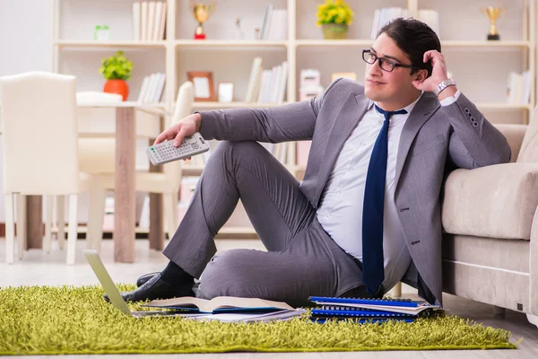 Geschäftsmann arbeitet zu Hause auf dem Fußboden — Stockfoto