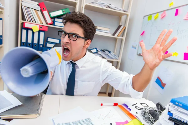 Απασχολημένος επιχειρηματίας θυμωμένος στο γραφείο — Φωτογραφία Αρχείου