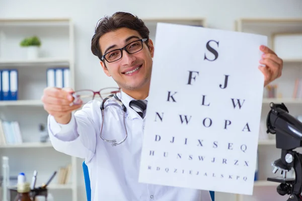 Eye doctor nel concetto medico — Foto Stock