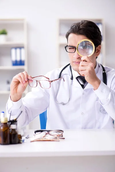 Eye doctor nel concetto medico — Foto Stock