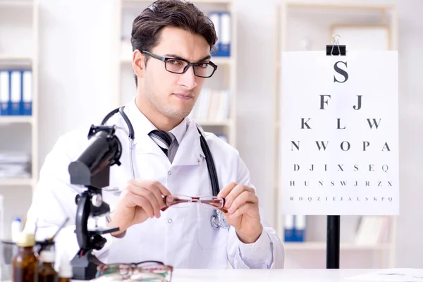 Médico ocular en concepto médico — Foto de Stock