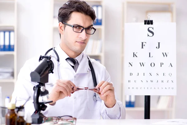 Eye doctor nel concetto medico — Foto Stock