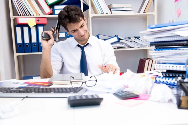 Frustrierter Geschäftsmann wütend im Büro — Stockfoto