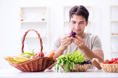 Sağlıklı beslenme ve beslenme konsepti olan genç bir adam