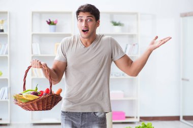 Sağlıklı beslenme ve beslenme konsepti olan genç bir adam