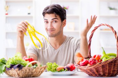 Sağlıklı beslenme ve beslenme konsepti olan genç bir adam