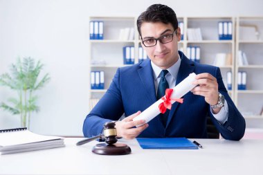 Hukuk mesleği eğitim konseptinde diploması olan katman