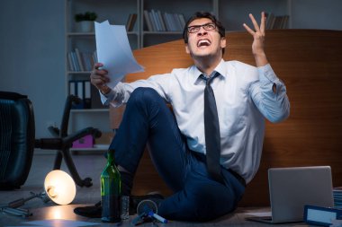 Stresli iş adamı depresyonda fazla mesai yapıyor.