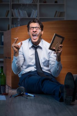 Boşandıktan sonra eşini özleyen üzgün bir çalışan.