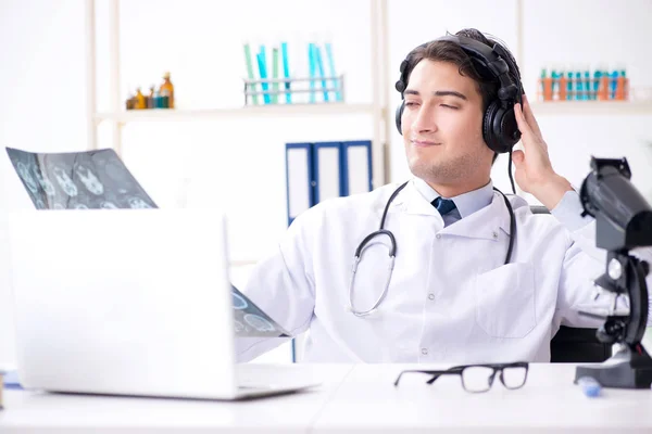 Männlicher Arzt hört Patientin während telemedizinischer Sitzung zu — Stockfoto