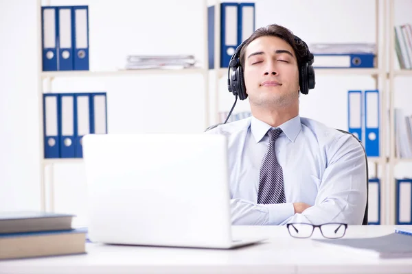 Satış asistanı öğle arasında müzik dinliyor. — Stok fotoğraf