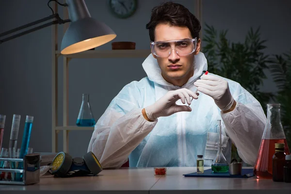 Ricercatore di farmaci che lavora in laboratorio — Foto Stock