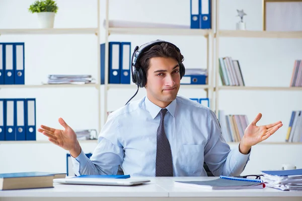 Operador de call center conversando com o cliente em live call — Fotografia de Stock