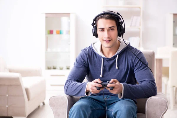 Hombre joven jugando juegos de ordenador en casa —  Fotos de Stock