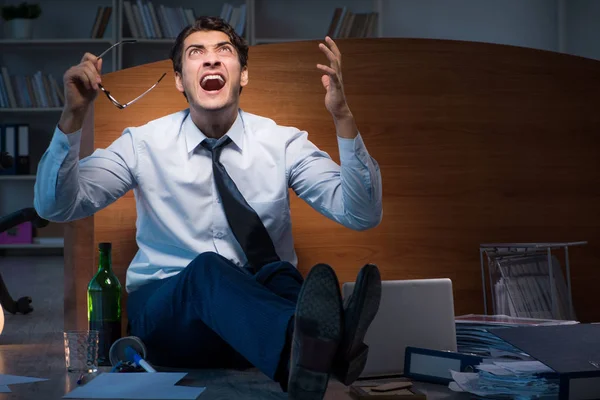 Stresujący biznesmen pracujący po godzinach w depresji — Zdjęcie stockowe