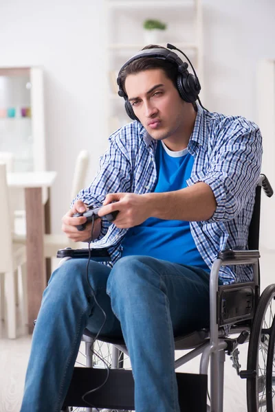 Homem com deficiência jogando jogos de computador durante a reabilitação — Fotografia de Stock