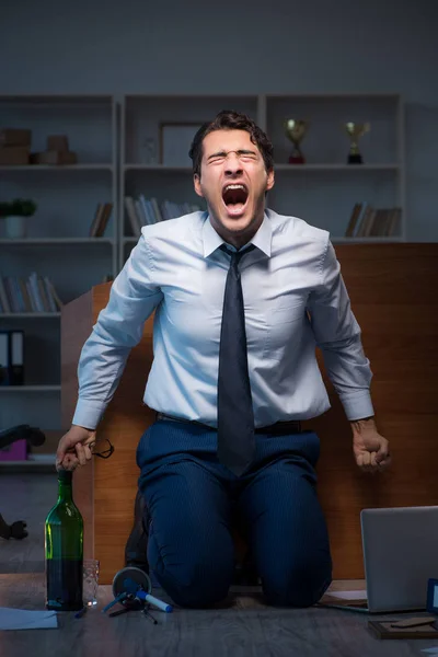 うつ病で残業しているストレスのあるビジネスマン — ストック写真