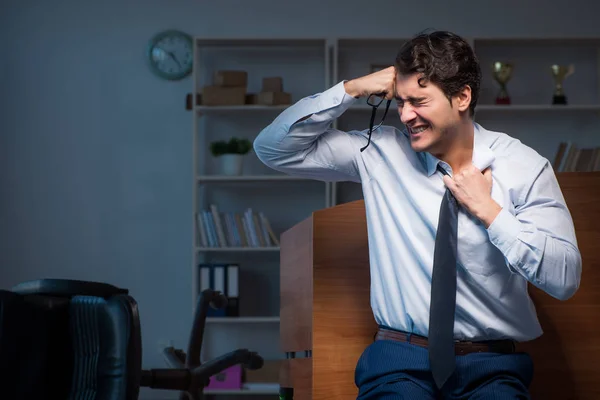 Uomo d'affari stressato che fa gli straordinari in depressione — Foto Stock