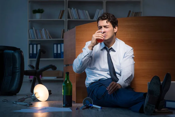 Homme d'affaires stressé faisant des heures supplémentaires dans la dépression — Photo