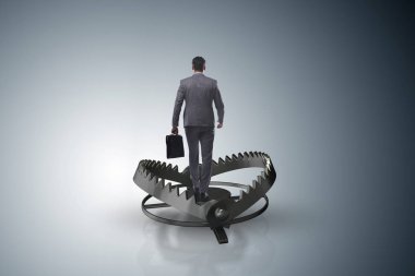 Fare kapanına yakalanan adam risk ticareti konseptine yakalandı 