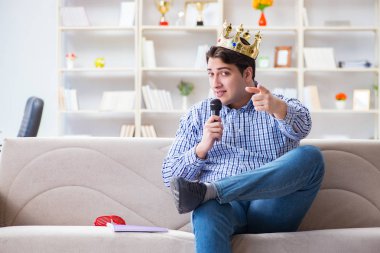 Evde karaoke yapan komik adam.