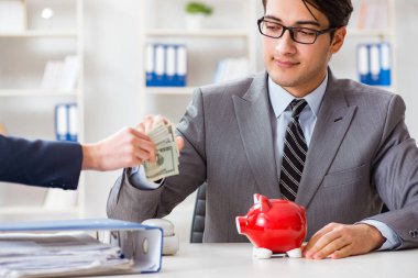 İşadamına yasaları çiğnediği için rüşvet teklif edildi