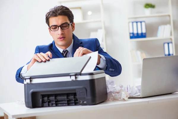 Empresario enojado con copiar papeles de la máquina de interferencia — Foto de Stock