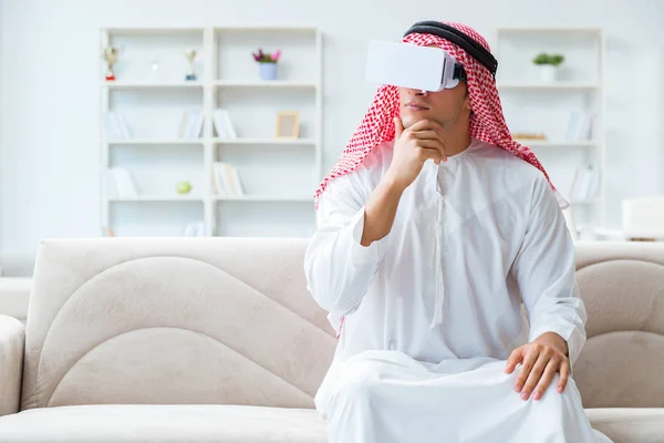 Arab man with virtual reality glasses — Stock Photo, Image