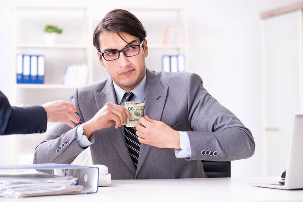 Бизнесмену предложили взятку за нарушение закона