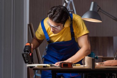 Marangozluk konseptinde tamir atölyesinde çalışan işçi