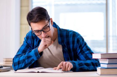 Eski sevgilisine kitap hazırlayan öğrenci boş kütüphanede okuyor