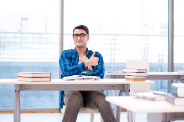 Eski sevgilisine kitap hazırlayan öğrenci boş kütüphanede okuyor