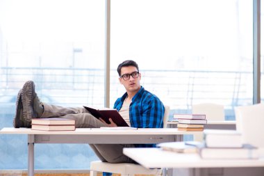 Eski sevgilisine kitap hazırlayan öğrenci boş kütüphanede okuyor