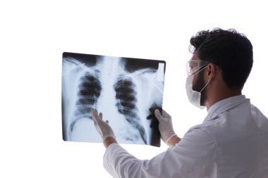 Röntgen görüntülerine bakan genç doktor beyazda izole edilmiş.