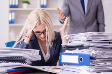 Kızgın patron sekreterine bağırıyor ve bağırıyor.