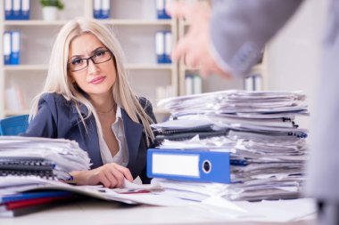 Kızgın patron sekreterine bağırıyor ve bağırıyor.