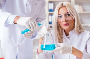 Klinikte çalışan genç bir kimyager kadın.