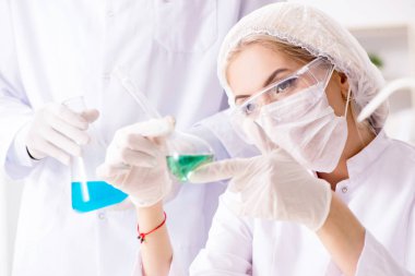 Klinikte çalışan genç bir kimyager kadın.