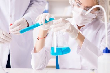 Hastane kliniğinde genç bayan doktor.