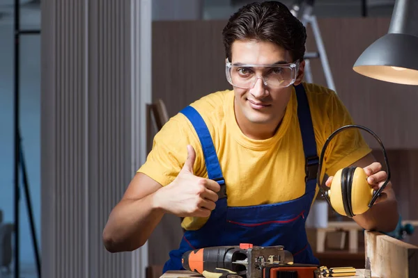 Lavoratore che lavora in officina di riparazione nel concetto di lavorazione del legno — Foto Stock